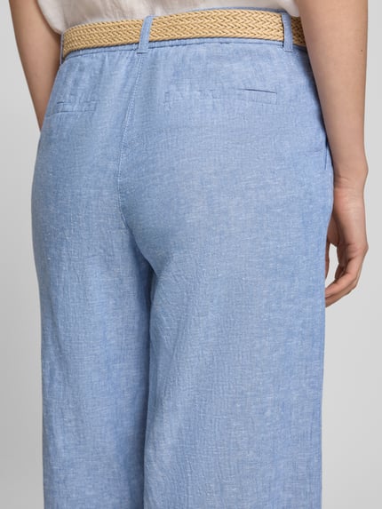 Frauenmodel trägt Culotte aus Leinen-Mix mit Gürtel von Christian Berg Woman in Hellblau mit Gesäßleistentaschen, Nahaufnahme Rückansicht. Leinen-Baumwoll-Anteil sorgt für leichte Textur; Bundweite 39 cm, Innenbeinlänge 60 cm bei Größe 36.