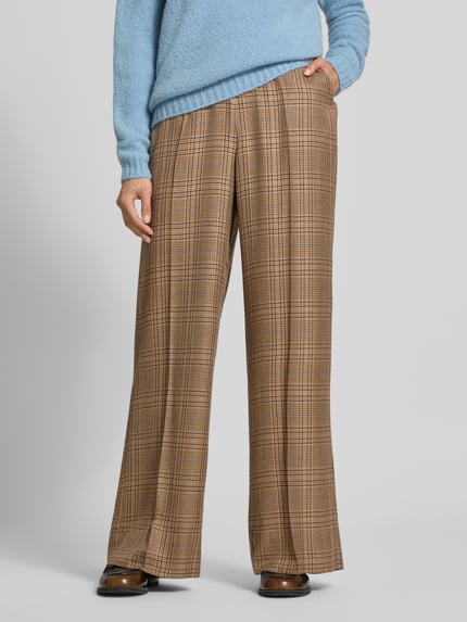 Vrouwenmodel draagt stoffen broek van mix van viscose en wol Model 'Mie Kalif' van MOS MOSH, relaxed fit, steekzakken, ruitpatroon, voorkant detailopname, Dames Stoffhose von MOS MOSH, Mix van viscose en wol, relaxed fit, steekzakken, opgestikte borstzak, Bandwijdte bij maat 36: 38 cm, Binnenbeenlengte bij maat 36: 83 cm.