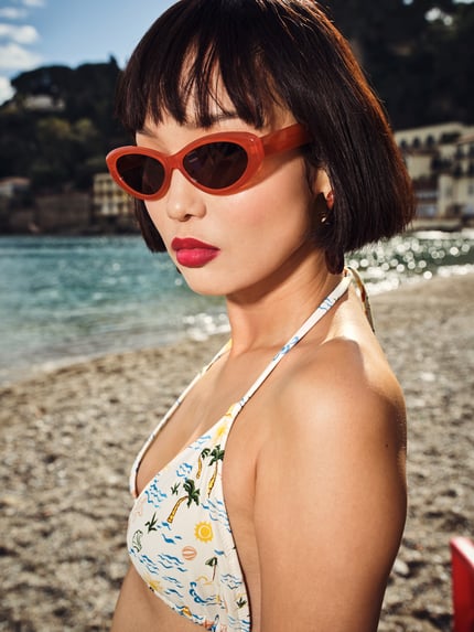 Modelka nosi Bikini-Oberteil mit Allover-Animal-Print von Jake*s Casual, elastyczna mieszanka materiałów, efekt trójkątny, wiązanie na szyi, zwierzęcy nadruk na całej powierzchni, stylizacje casualowe, zbliżenie na górną część ciała