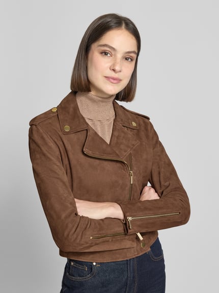 Modelka nosi kurtka skórzana z wykładanym kołnierzem i zamkiem błyskawicznym od ARMANI EXCHANGE, kozia skóra, krój regular fit, długość tyłu w rozmiarze S: 48 cm, szerokość ramion w rozmiarze S: 42 cm, szerokość klatki piersiowej w rozmiarze S: 45 cm, długość rękawów w rozmiarze S: 58 cm, brązowy kolor, tekstura zamszowa, zdjęcie w odcieniach ziemistych, widok z przodu w zbliżeniu na górną część ciała