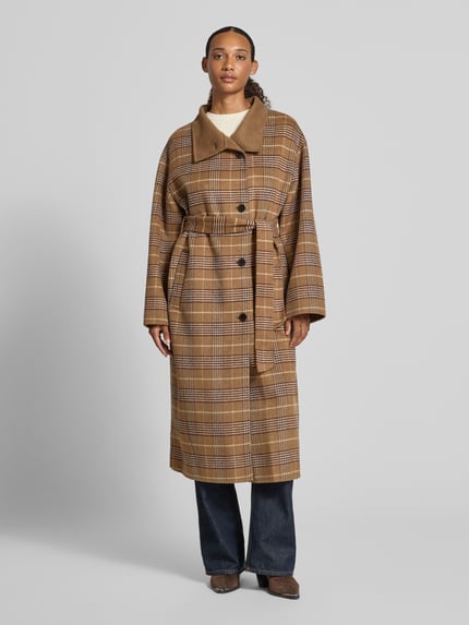 Frauenmodel trägt Regular Fit Mantel mit Woll-Anteil von Jake*s Collection im Tartan Allover-Muster, Braun- und Beigetöne, Ganzkörperansicht von vorne.
