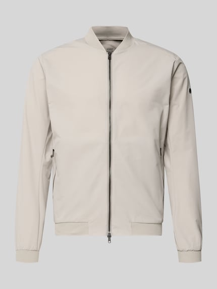 Produktfoto, Regular Fit Jacke mit Stehkragen Modell 'Campo' von SCANDINAVIAN EDITION in Beige, glatte Oberfläche, Zweiwege-Reißverschluss, Eingrifftaschen mit Reißverschluss, elastische Abschlüsse, Rückenlänge bei Größe M: 67 cm, Schulterbreite bei Größe M: 44 cm, Brustweite bei Größe M: 51 cm, Ärmellänge bei Größe M: 64 cm