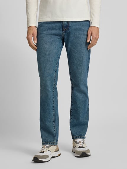 Männermodel trägt Loose Fit Jeans im 5-Pocket-Design von MCNEAL, Baumwolle, mittleres Blau, Struktur: Denim, Ganzkörperansicht von vorne.