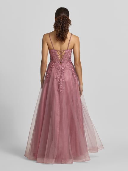 Vrouwenmodel draagt 'Abendkleid mit floraler Stickereien' van Laona in roze mesh, A-lijn, maxi met carré-hals en bloemenborduursel, zichtbare rugrits, detailinformatie: ruglengte 131 cm, borstwijdte 33 cm, geheel zichtbaar van achteren