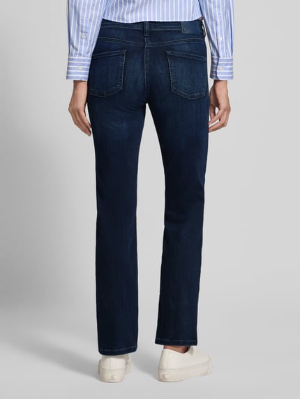 Frauenmodel trägt dunkelblaue Jeans mit Eingrifftaschen Modell 'PIPER LONG' von Cambio, Viskose-Mix, Ganzkörperansicht Rückansicht.