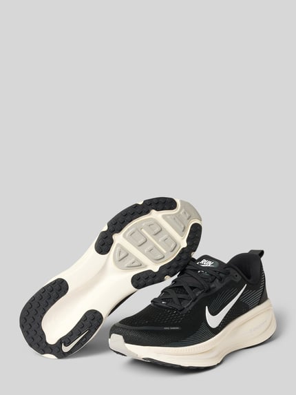 Produktfoto, Sneaker mit Logo-Print Modell 'VOMERO 18' von Nike, schwarze Oberfläche mit weißem Logo, grobe strukturierte Sohle, Herren Sneaker.