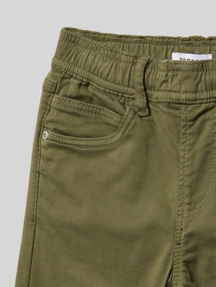 NAME IT Spodnie o kroju tapered fit z 5 kieszeniami model ‘SILAS’ Oliwkowy 2