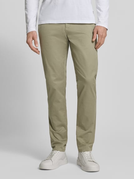 Männermodel trägt Straight Fit Chino mit Eingrifftaschen von MCNEAL aus elastischem Baumwoll-Mix in Beige, Ganzkörperansicht von vorne.