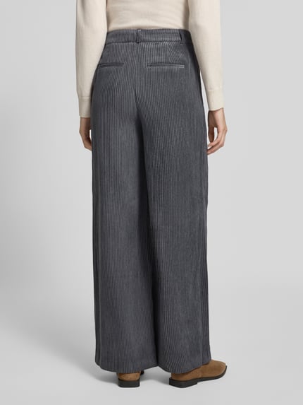 Vrouwenmodel draagt Wide Leg bandplooibroek uit corduroy van comma, grijs met structuur, paspelzakken achter, bandwijdte maat 36/32: 35 cm, binnenbeenlengte 78 cm, geheellichaamsaanzicht rugzijde.