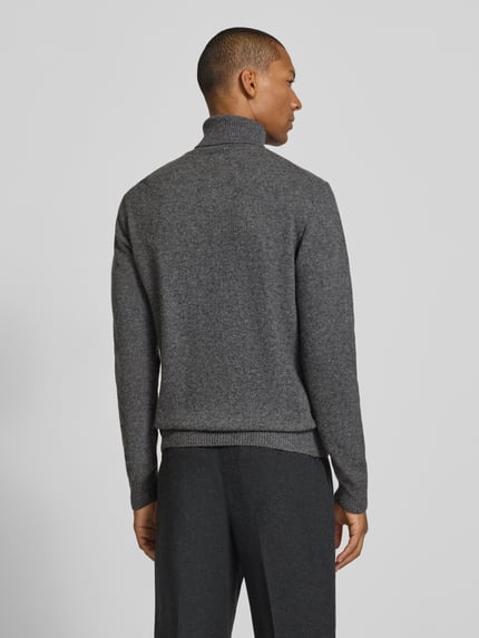Männermodel trägt Slim Fit Rollkragenpullover aus Woll-Mix Modell 'Karl' von Casual Friday in Grau, gerippte Abschlüsse, Ganzkörperansicht Rückansicht.