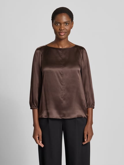 Frauenmodel trägt Regular Fit Bluse aus Seide mit 3/4-Arm von Marc Cain in Braun, glatte Textur, Rundhalsausschnitt, Ganzkörperansicht von vorne. Rückenlänge 59 cm, Ärmellänge 49 cm, Größe 36.