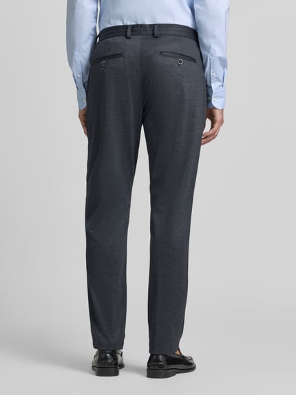 Männermodel trägt Regular Fit Anzughose mit Viskose-Anteil van s.Oliver BLACK LABEL, allover-motief, riemlussen, steekzakken, achterkantaanzicht