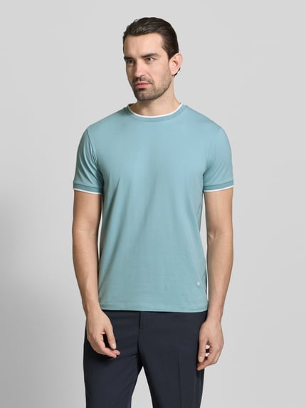 Mężczyzna nosi T-Shirt mit Rundhalsausschnitt und Kontraststreifen von Manuel Ritz, bawełna z elastanem, krój slim fit, jasnoniebieski, widok całej sylwetki z przodu.