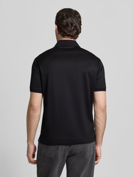 Männermodel trägt Poloshirt mit kurzer Knopfleiste von Emporio Armani in Schwarz, Regular Fit, Lyocell-Baumwoll-Mix, Ganzkörperansicht Rückansicht.