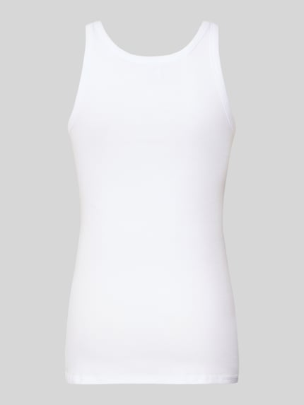 Produktfoto, weißes Unterhemd mit Rundhalsausschnitt von Schiesser aus reiner Baumwolle im Slim Fit Feinripp, klare Linien, glatte Textur.