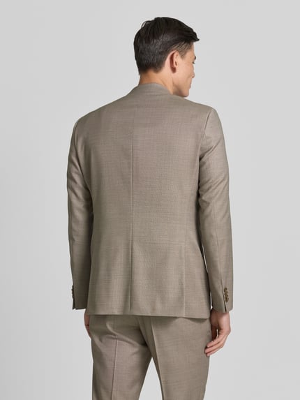 Mannelijk model draagt beige slim fit pak van scheerwolmix model 'HUGE' van BOSS, heren pak, volledig zicht vanaf achteren.