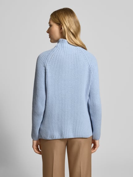 Frauenmodel trägt Strickpullover mit Woll-Anteil von Smith and Soul in Hellblau, Material-Mix, lockerer Schnitt, Stehkragen, Ganzkörperansicht Rückansicht.
