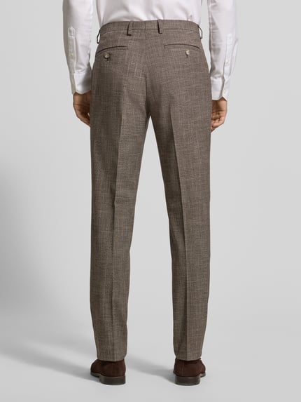 Männermodel trägt Slim Fit Anzughose mit Viskose-Anteil von MCNEAL, Material-Mix, Bundfalten, braun meliert, Ganzkörperansicht Rückansicht.