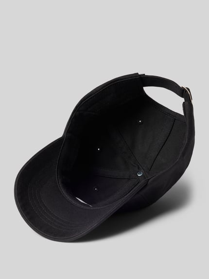 Produktfoto, schwarze Base Cap aus Baumwoll-Mix Modell 'Norm' von The North Face mit Logo-Stitching und Strapback Verschluss auf grauem Hintergrund