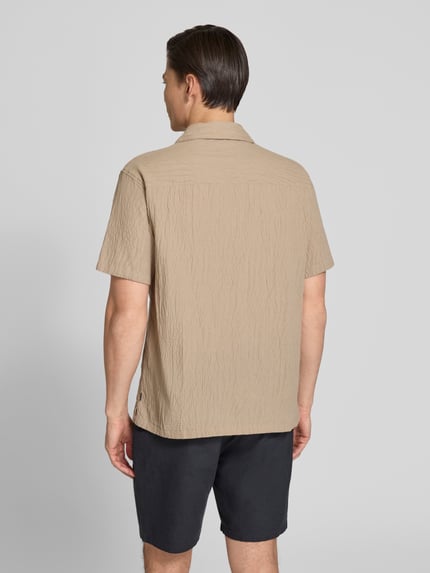 Männermodel trägt Regular Fit Freizeithemd mit Reverskragen von Jack & Jones Premium aus Baumwoll-Elasthan-Mix in Beige, Strukturstoff, Ganzkörperansicht Rückansicht. Rückenlänge bei Größe M: 73 cm, Schulterbreite: 43 cm, Ärmellänge: 23 cm.