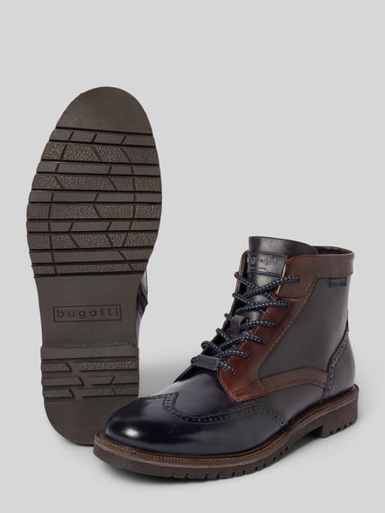 Produktfoto, Schnürstiefel mit Label-Detail Modell 'Seve' von bugatti z prawdziwej skóry, granatowo-brązowy, zaokrąglony nosek, teksturowana podeszwa, obcas 3 cm, wysokość cholewki 14 cm, szerokość cholewki 8 cm.