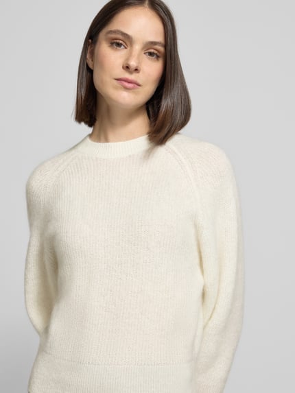 Frauenmodel trägt Pullover aus Mohair mit geripptem Abschluss von Selected, unifarben, Rundhals, Strick, Nahaufnahme Oberkörper.