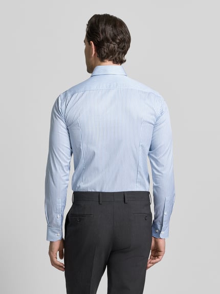 Männermodel trägt Slim Fit Businesshemd aus reiner Baumwolle Modell 'HANK' von BOSS, hellblau mit feinen Streifen, Rückenpasse, Ganzkörperansicht Rückansicht.