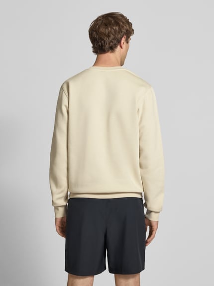 Männermodel trägt Sweatshirt mit Label-Stitching und Rundhalsausschnitt von Nike aus Baumwoll-Mix in Beige, Regular-Fit, Rückenlänge 69 cm, Ärmellänge 71 cm, Ganzkörperansicht Rückansicht.