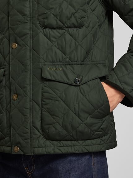Männermodel trägt Regular Fit Steppjacke mit Kontrastkragen Modell 'HORNBY' van Barbour, ruitpatroon, knopen, zakken, effen, detailopname