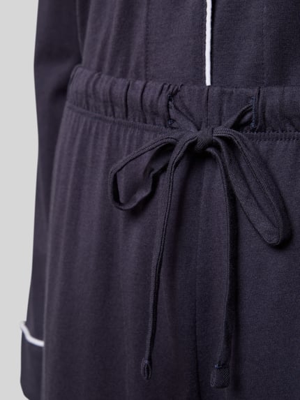 Frauenmodel trägt Pyjama aus Baumwoll-Modal-Mix von Lauren Ralph Lauren, dunkel mit Kontraststreifen, Logo-Stitching, Nahaufnahme Hüftbereich.