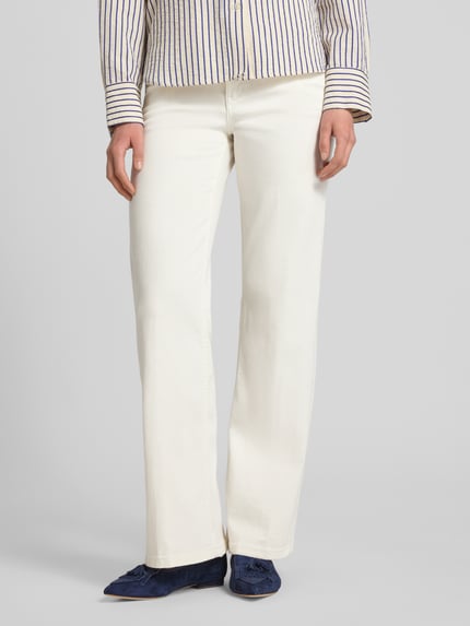 Frauenmodel trägt Wide Leg Medium Waist Jeans Modell 'AMELIE' von Gang aus cremefarbenem Baumwoll-Mix mit Stretch, Ganzkörperansicht von vorne.