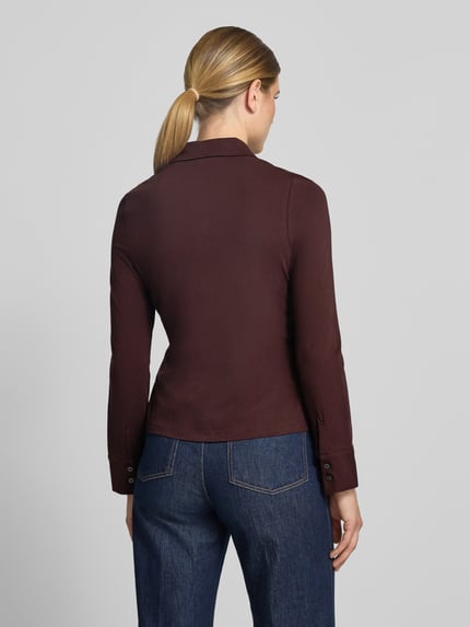 Vrouwenmodel draagt Regular fit overhemdblouse uit katoenmix van Marc O'Polo, Dames shirt met lange mouwen, volledige achteraanzicht.