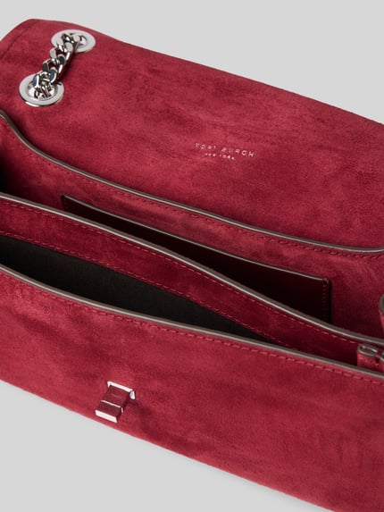 Produktfoto, Shoulder Bag mit Logo-Detail von Tory Burch in weinroter Suede-Optik, geteiltes Hauptfach, silberne Ketten-Details, Nahaufnahme Innenraum.