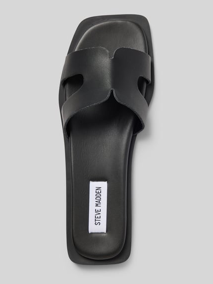 Produktfoto, Pantoletten aus echtem Rindsleder von Steve Madden, Optik: Unifarben, Schuhspitze: Quadratisch, gerade, Absatzform: flacher Blockabsatz, Applikation: Label-Print, Sohle: leicht strukturiert, Material: Rindsleder.