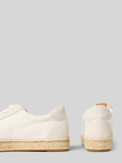Produktfoto, Sneaker aus Leder-Textil-Mix Modell 'LUIZE' von Lauren Ralph Lauren in Beige mit abgerundeter Spitze, Schnürung und Label-Details, Absatzhöhe 3 cm, Schafthöhe 8 cm, Schaftweite 7 cm, rau strukturierte Sohle, glatte und matte Oberflächen.