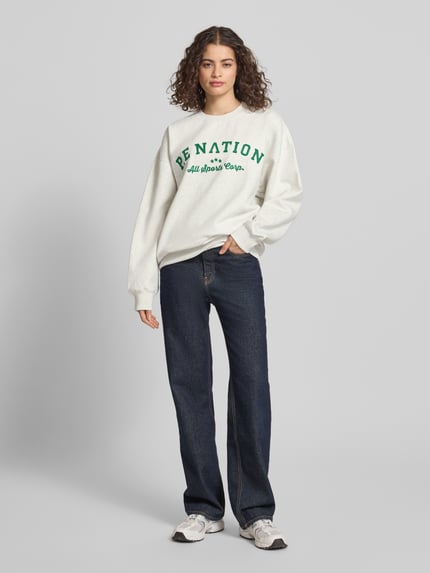 Vrouwenmodel draagt Sweatshirt mit Label-Stitching und Rundhalsausschnitt van P.E Nation, katoenmix, relaxed fit, geribde ronde hals, label-stitching, verlaagde schouders, geribde boorden, voorkant volledig in beeld.