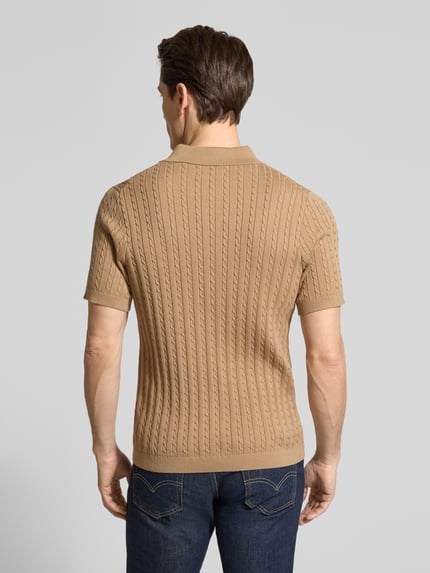 Mężczyznamodel nosi Slim Fit Poloshirt in Strick-Optik von Christian Berg Men, bawełna, krój slim fit, kolor beżowy, widok całej sylwetki z tyłu.