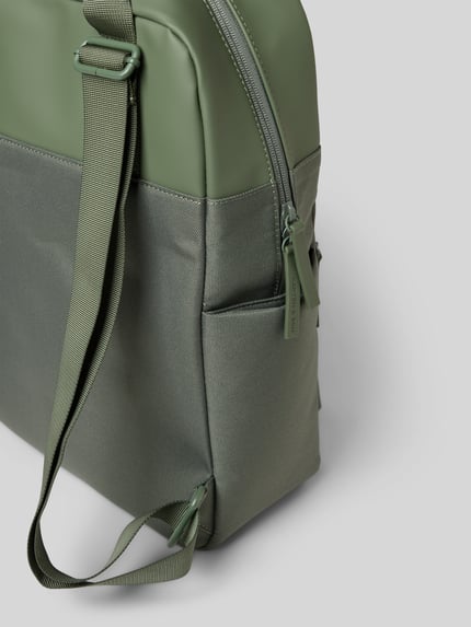 Produktfoto, Rucksack mit Label-Detail von Kapten & Son im grünen Material-Mix mit Hauptfach, Nebenfach, Reißverschluss, Tragehenkel und Schulterriemen, Maße ca. 28x37x12 cm, Länge Schulterriemen 62 cm
