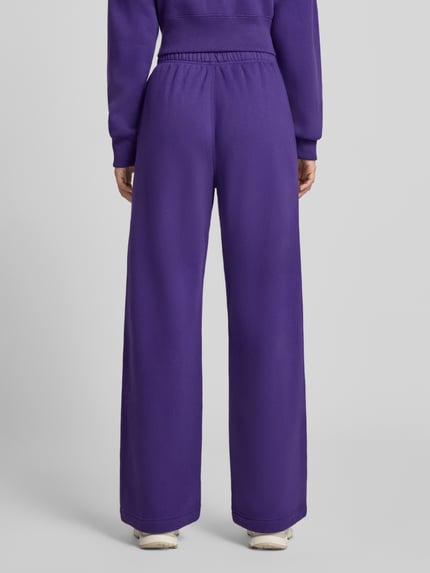 Frauenmodel trägt Wide Leg Sweathose aus Baumwoll-Mix mit Logo-Stitching von Polo Ralph Lauren, Damen Sweathose, Ganzkörperansicht Rückansicht