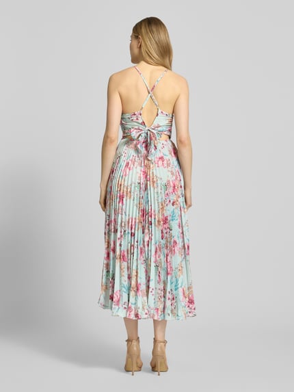 Frauenmodel trägt Regular Fit Midikleid in Plissee-Optik von ADLYSH, floraler Allover-Print, Cut-Out, Spaghettiträger, Ganzkörperansicht Rückansicht.