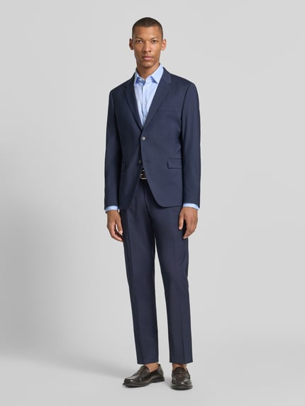 Männermodel trägt Slim Fit Business-Hemd mit Kentkragen von Jake*s, Reine Baumwolle, Knopfleiste, Sportmanschetten, Ganzkörperansicht von vorne.