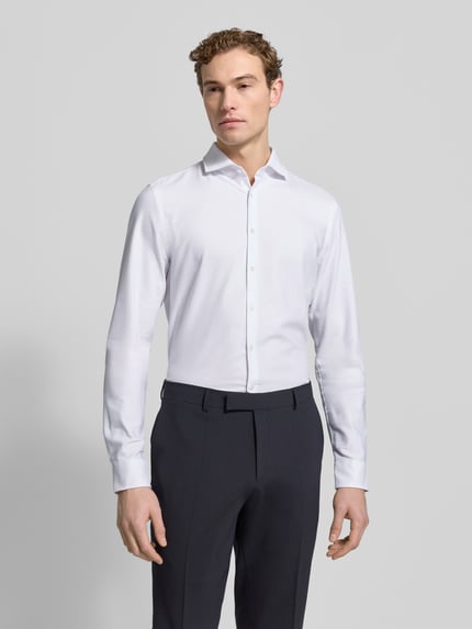 Männermodel trägt weißes Super Slim Fit Business Hemd mit Haikragen von Jake*s aus Baumwoll-Mix mit Stretch-Anteil, Knopfleiste, Ganzkörperansicht von vorne.