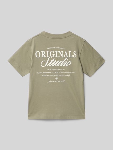 Jungen trägt Kinder T-Shirt von Jack & Jones, Regular-Fit aus Reiner Baumwolle, Modell 'Bro' mit Statement-Print, Rückansicht, Ganzkörperansicht Rückansicht.