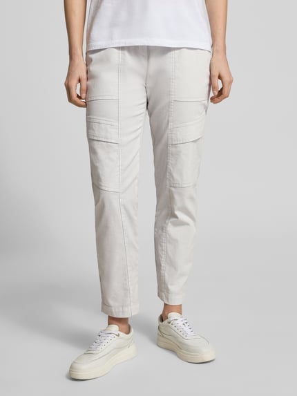 Frauenmodel trägt Cargohose mit Pattentaschen Modell 'SUE' von TONI, Baumwoll-Mix mit Stretch-Anteil, verkürzte Passform, Ganzkörperansicht von vorne.