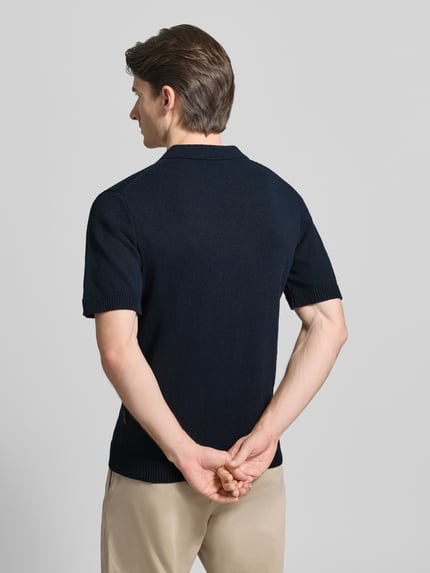 Männermodel trägt Regular Fit Freizeithemd mit Reverskragen Modell 'LINDHOLM' von Casual Friday im dunklen Ton, Material-Mix, Gerippte-Abschlüsse, Rückenlänge 70 cm, Schulterbreite 50 cm, Ärmellänge 27 cm, Ganzkörperansicht Rückansicht.