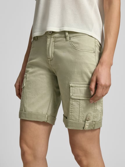 Frauenmodel trägt Cargo Shorts im 5-Pocket-Design mit Pattentaschen von Buena Vista, Baumwoll-Mix mit Stretch-Anteil, Nahaufnahme Oberschenkel.