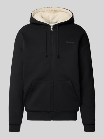 Produktfoto, Regular Fit Sweatjacke aus Baumwoll-Mix mit Teddyfutter von REVIEW in Schwarz, Kapuze mit Tunnelzug, Logo-Detail, Känguru-Tasche, elastische Abschlüsse, weiche Textur