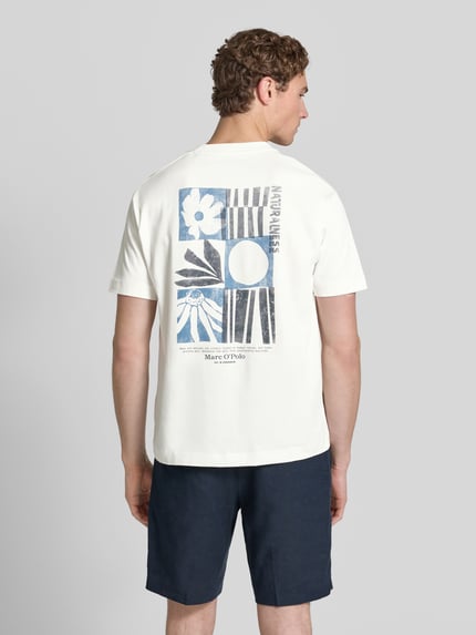 Männermodel trägt Relaxed Fit T-Shirt aus reiner Baumwolle von Marc O'Polo, Optik: Unifarben, Label-Print, Jersey, Ganzkörperansicht Rückansicht.