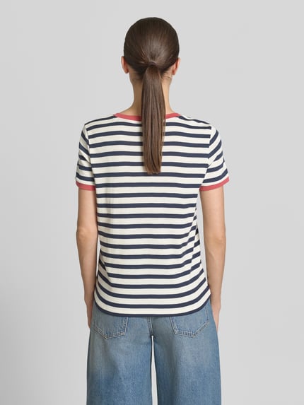 Frauenmodel trägt T-Shirt mit Streifenmuster und Rundhalsausschnitt von Jake*s Casual aus Reine Baumwolle, Regular-Fit, Rückenlänge 58 cm, Ganzkörperansicht Rückansicht