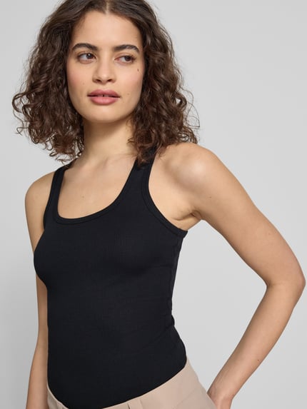 Frauenmodel trägt Tanktop mit Rundhalsausschnitt von Review aus Baumwoll-Mix mit Stretch-Anteil, Feinripp, Körpernaher-Schnitt, Nahaufnahme Oberkörper.